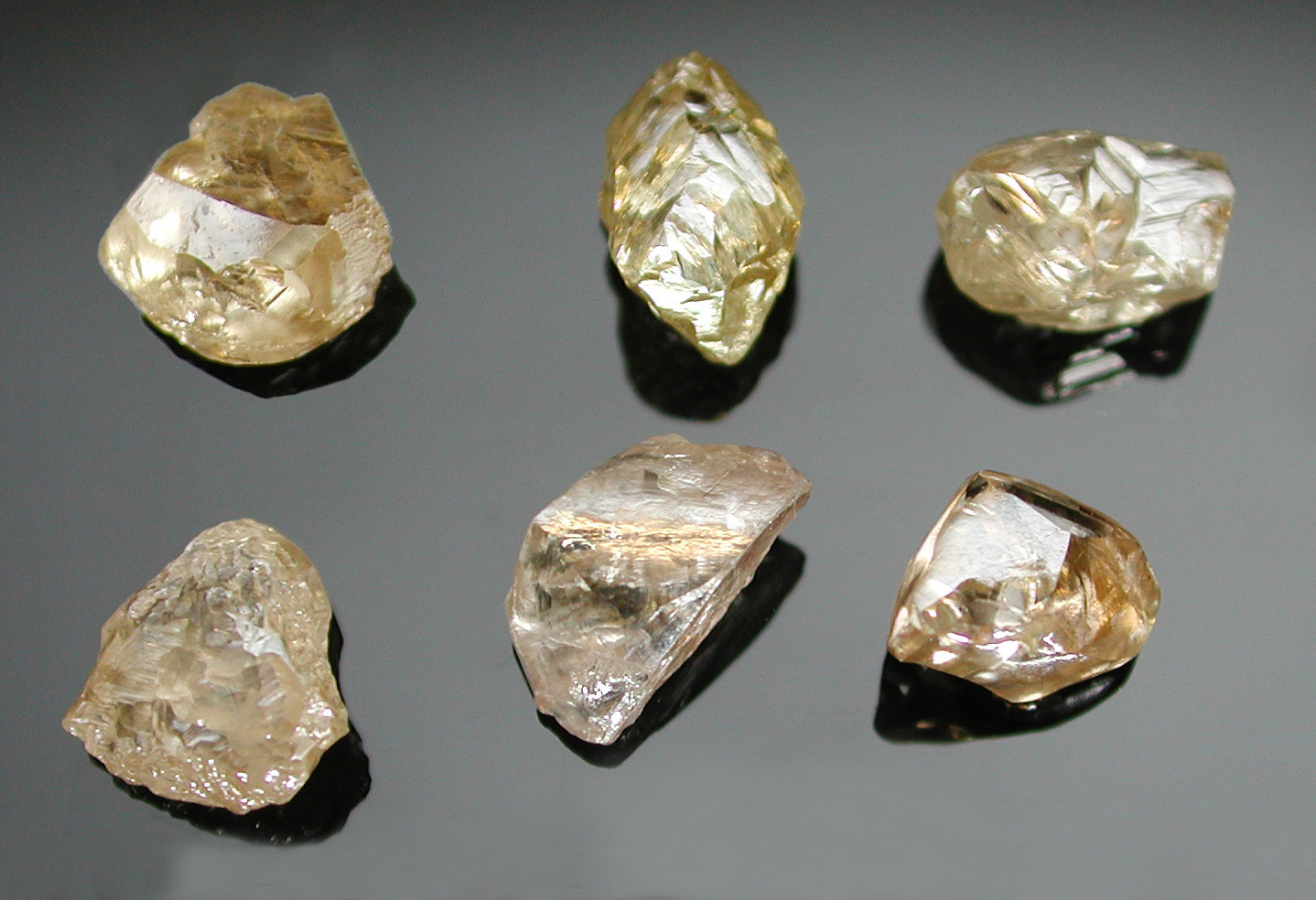 Природные алмазы россии. Алмаз самородок. Алмаз неограненный камень. Алмаз Кристалл неграненый. Камень самородок Алмаз.