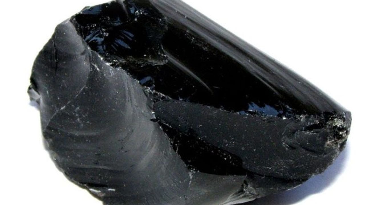 Черный камень черной воде. Пехштейн обсидиан. Обсидиан sio2. Вулканический камень обсидиан. Черный обсидиан самородок Кристалл.
