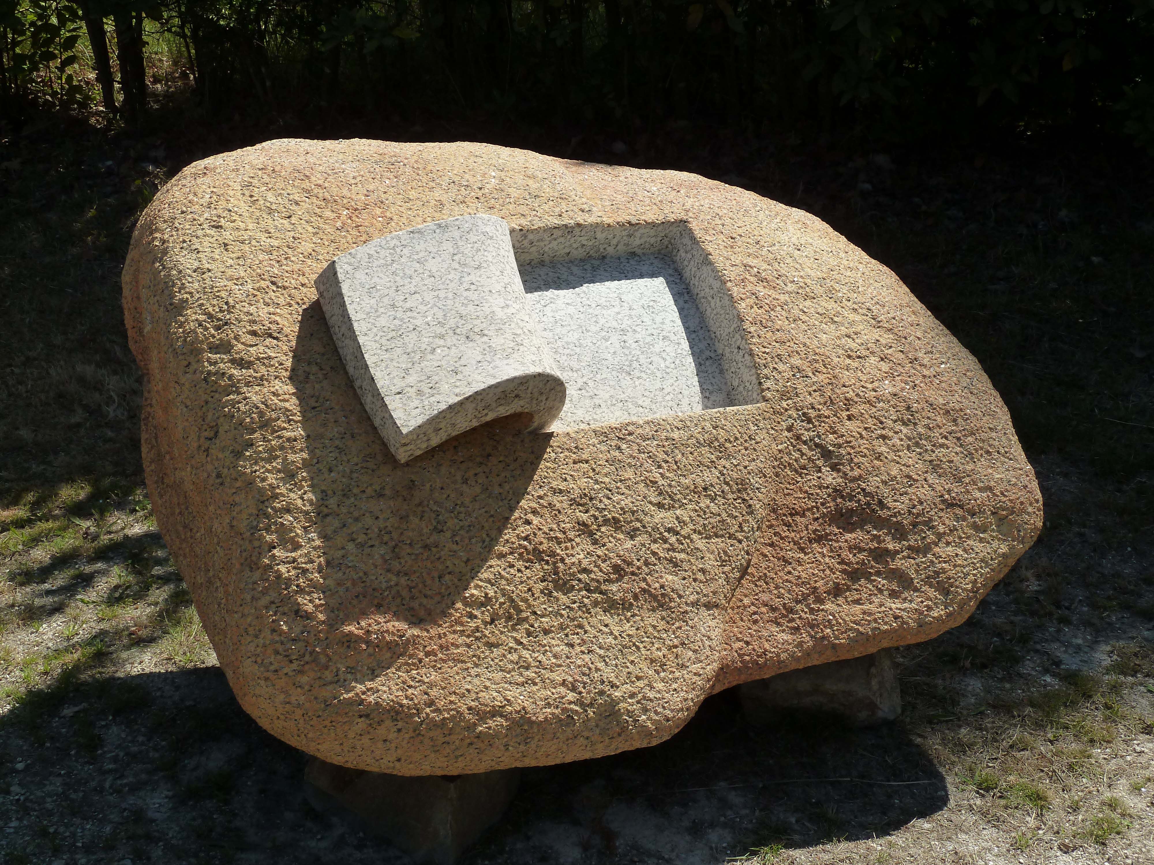 статуи из камня