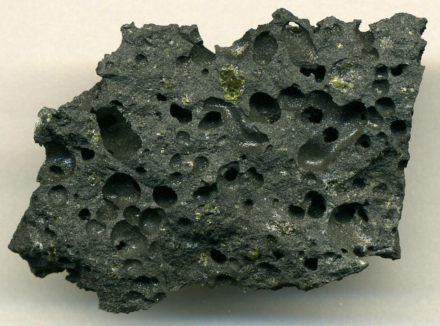 Базальт это минерал. Оливин в базальте. Оливин метеоритный. Вулканический базальт. Базальт пористый.