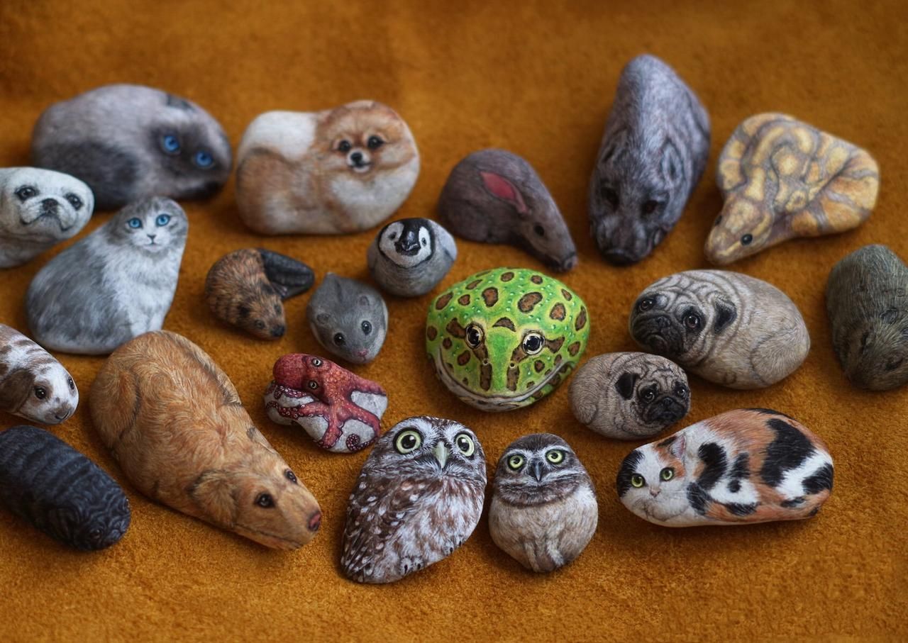 Камни года собаки. Японская художница акие наката. Аки наката художница по камню японская. Фигурки из камня. Животные из камней.