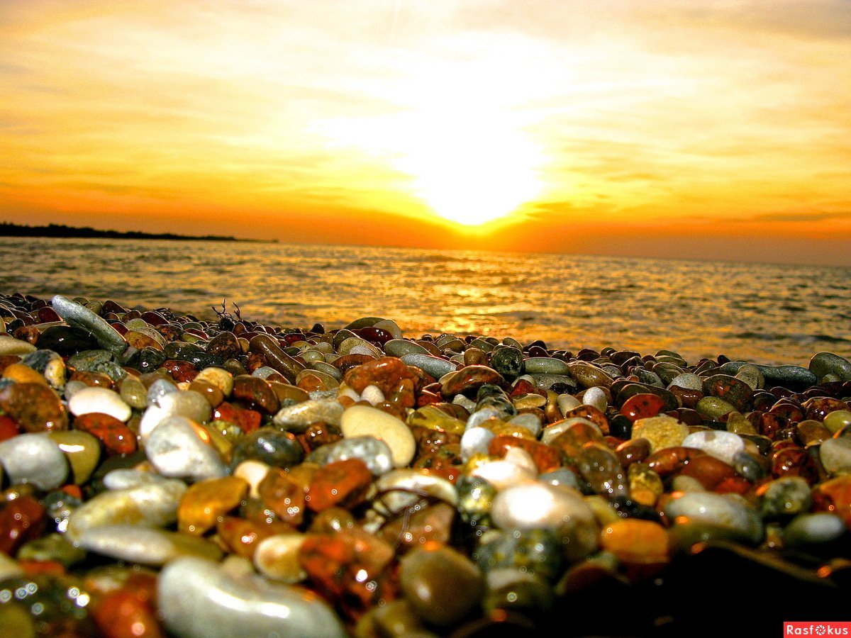 Красивые камни на берегу моря