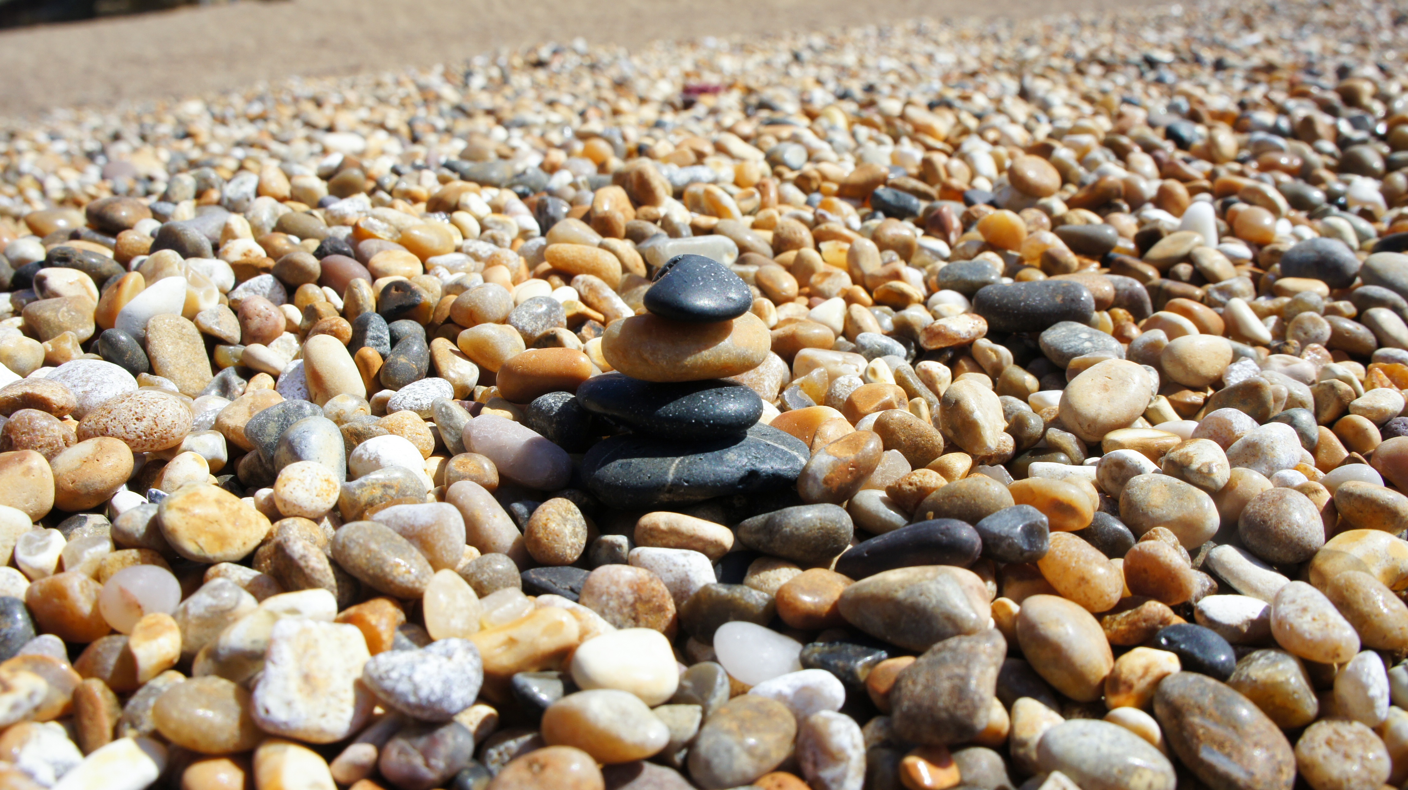 Усеянном гальками. Пляж галька. Красивые морские камни. Песок с Галькой. Каменный пляж.