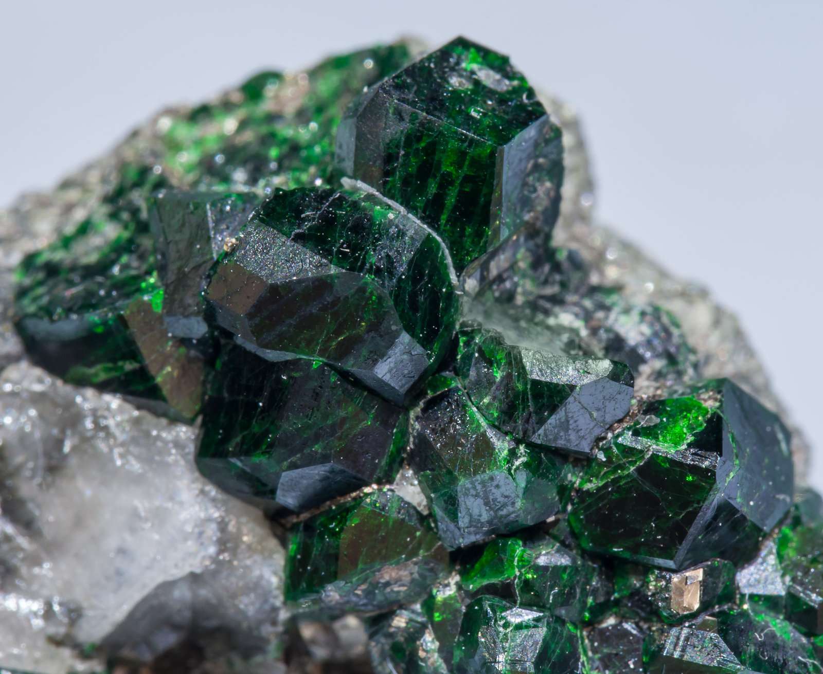 Изумрудные самоцветы. Изумрудно-зеленый гранат уваровит.. Уваровит минерал. Уваровит камень минерал. Уваровит минерал Кристалл.