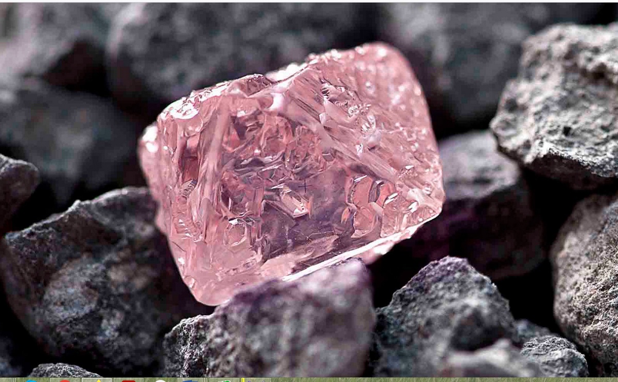 Розовый Алмаз неограненный