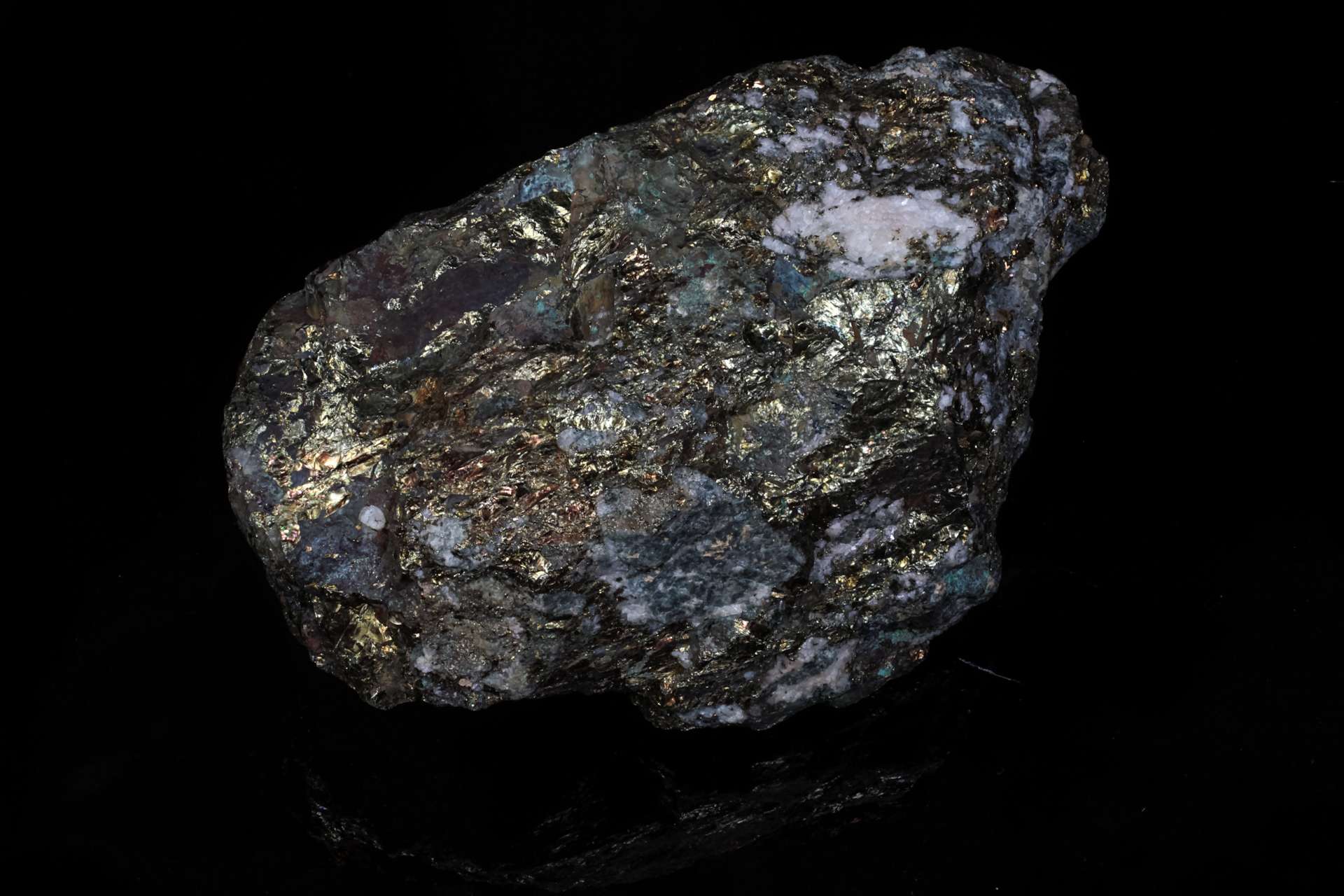Медный самоцвет 7 букв сканворд. Халькопирит формула минерала. Халькопирит камень. Медь камень. Халькопирит фото.