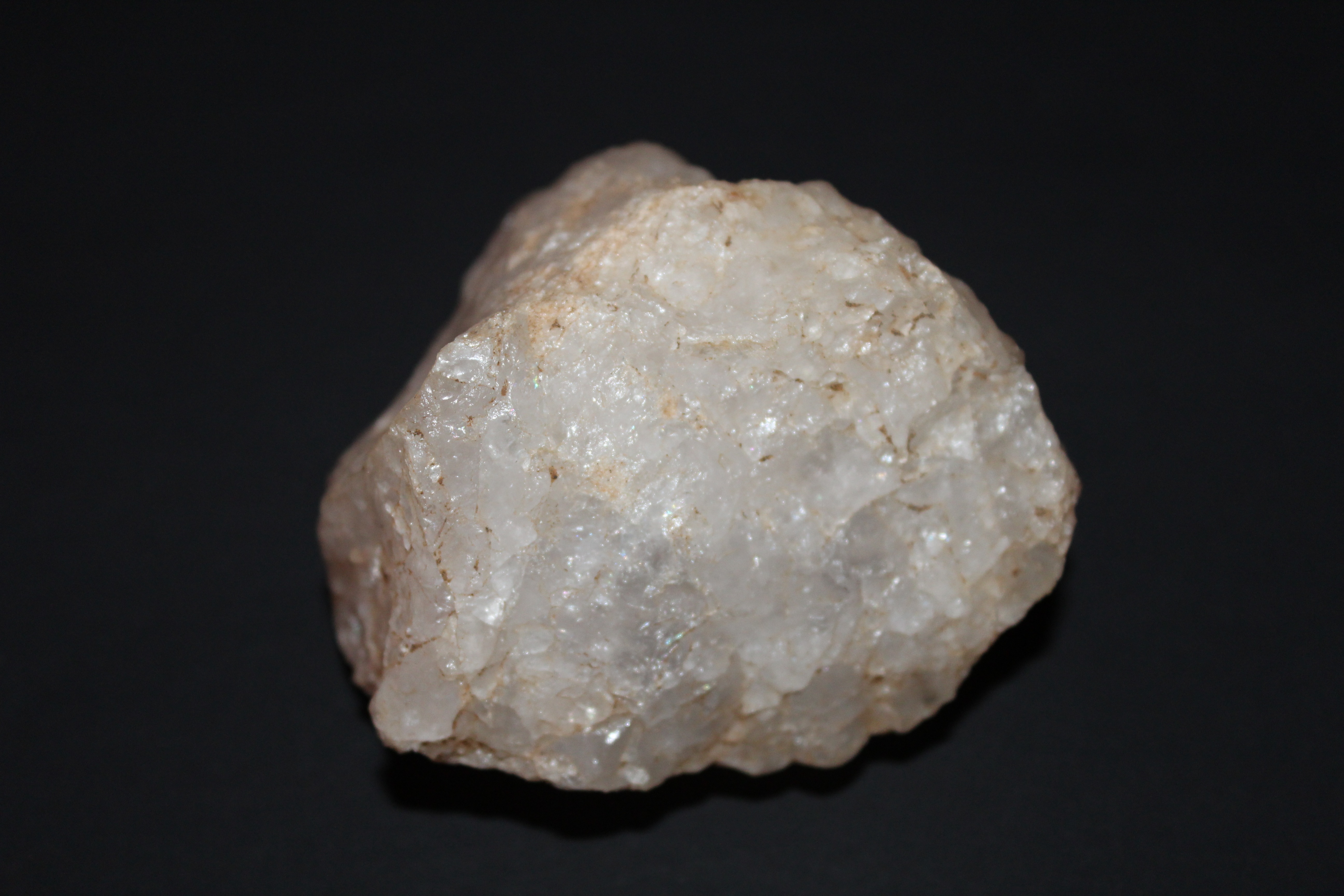 Белый минерал камень