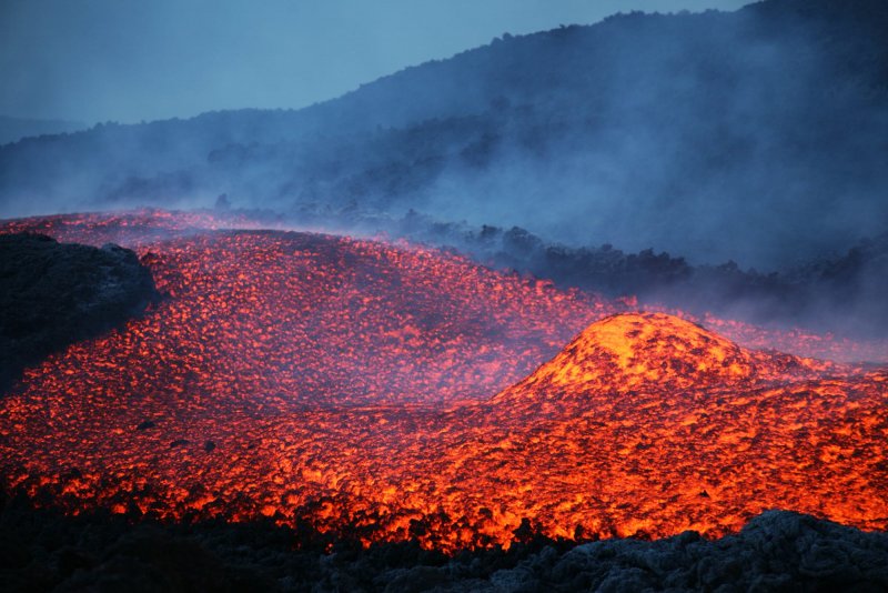 Извержение вулкана лава