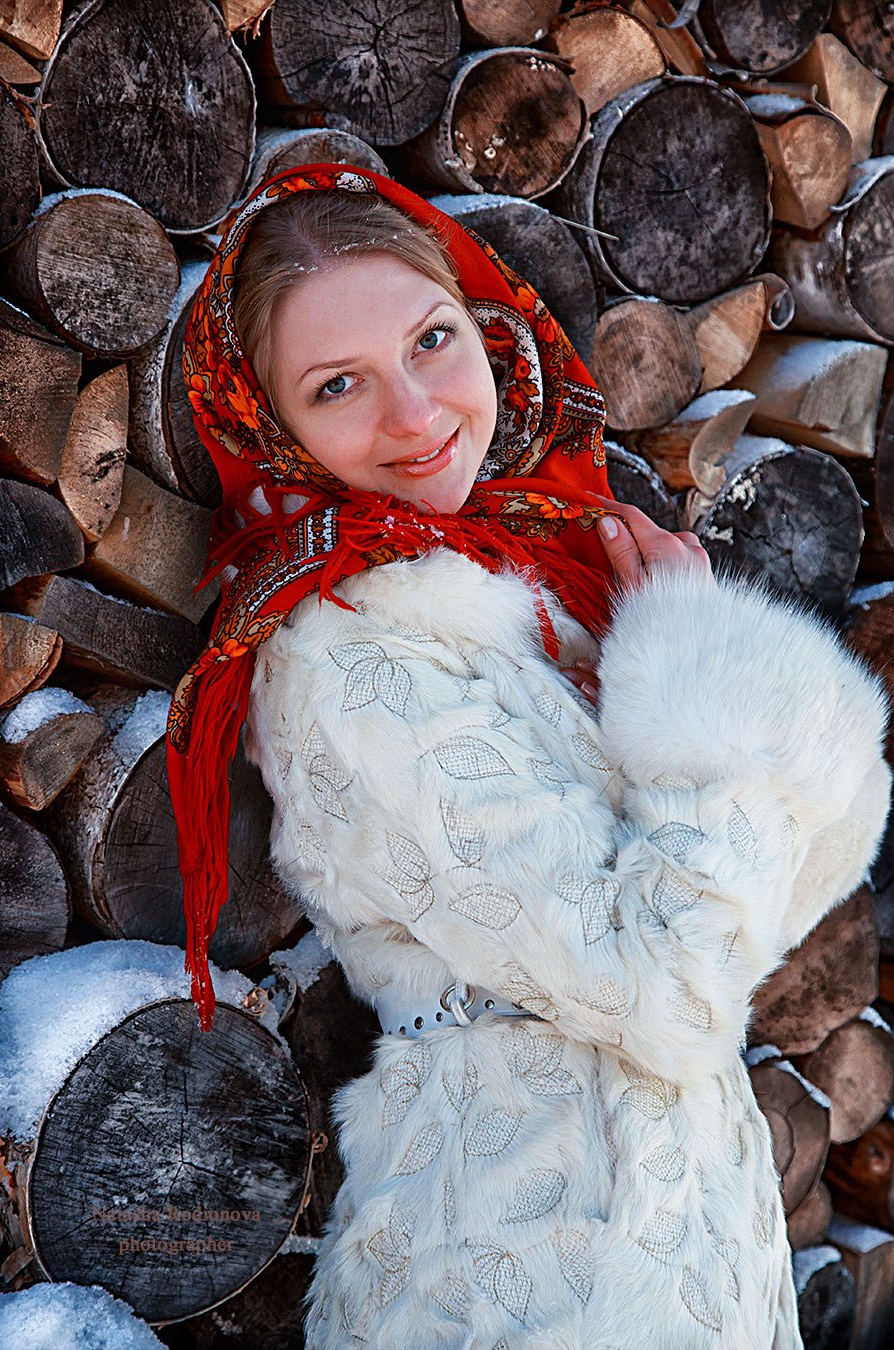 Девушка в русском платке