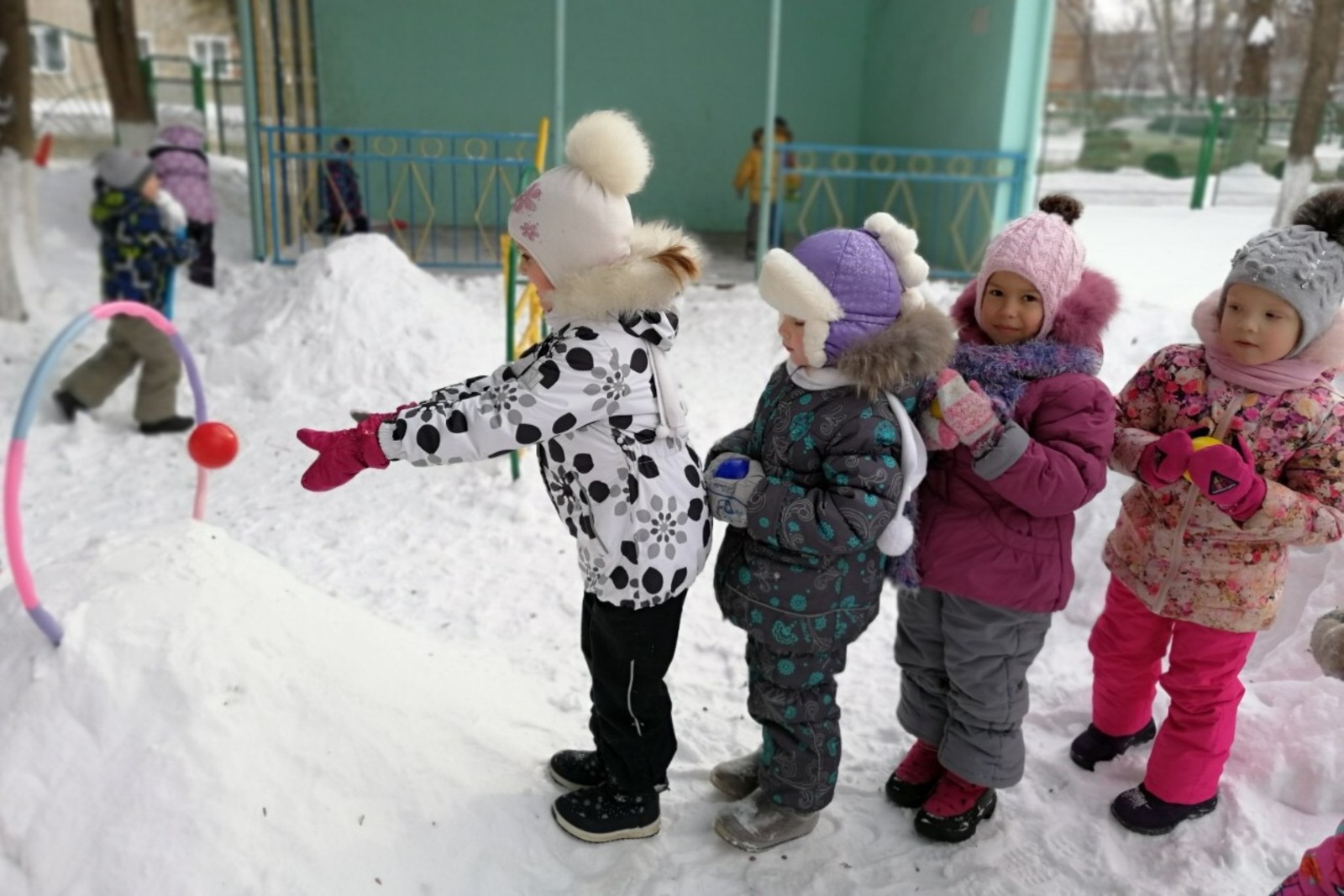 Что провести с детьми в марте. Дети на прогулке в детском саду зимой. Игрушки для зимней прогулки в детском саду. Прогулка на улице в детском саду зима. Дети на прогулке в детском саду.
