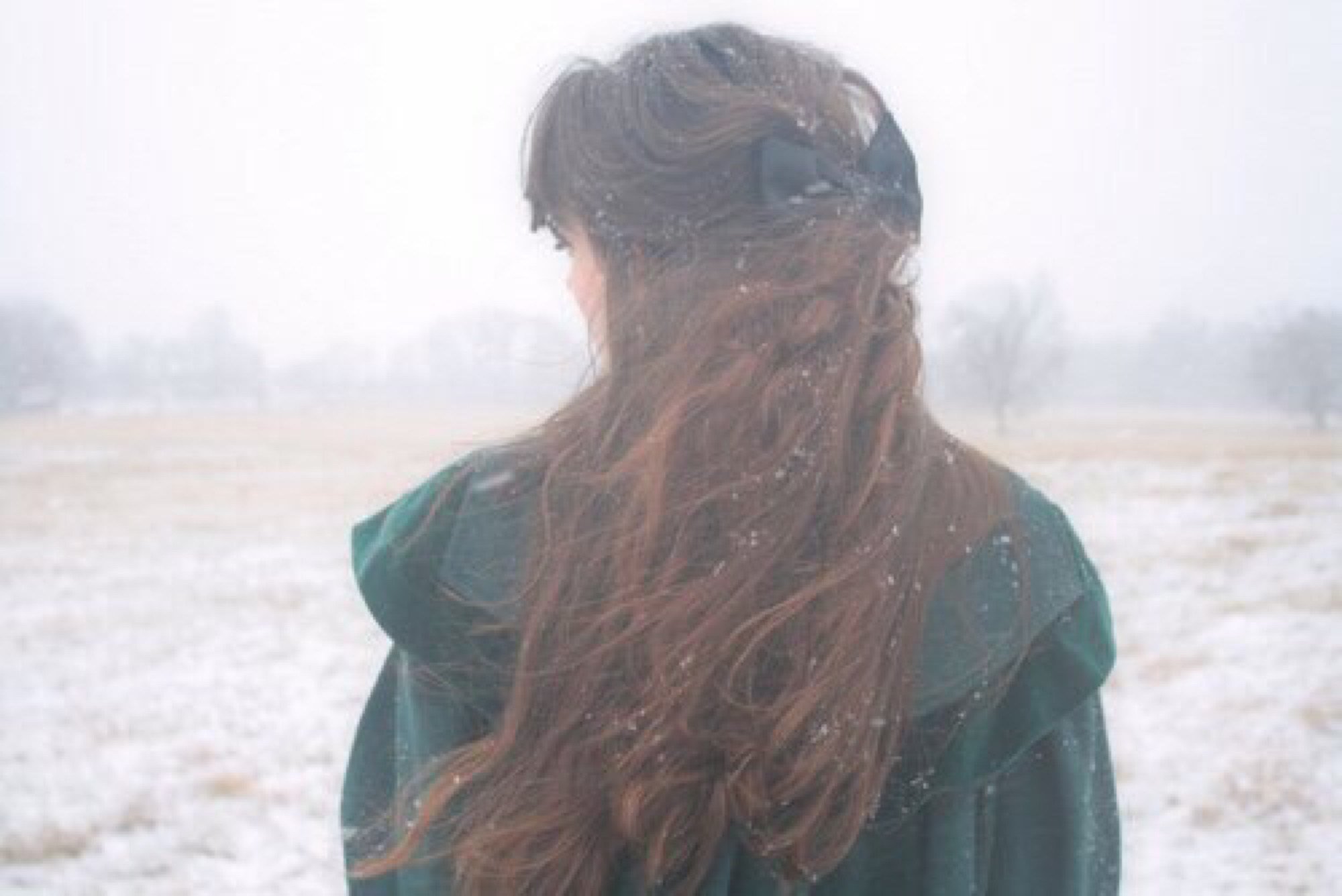 Фото девушек зима спиной. Девушка с длинными волосами зимой. Девушка зимой со спины. Девушка длинные волосы зима.