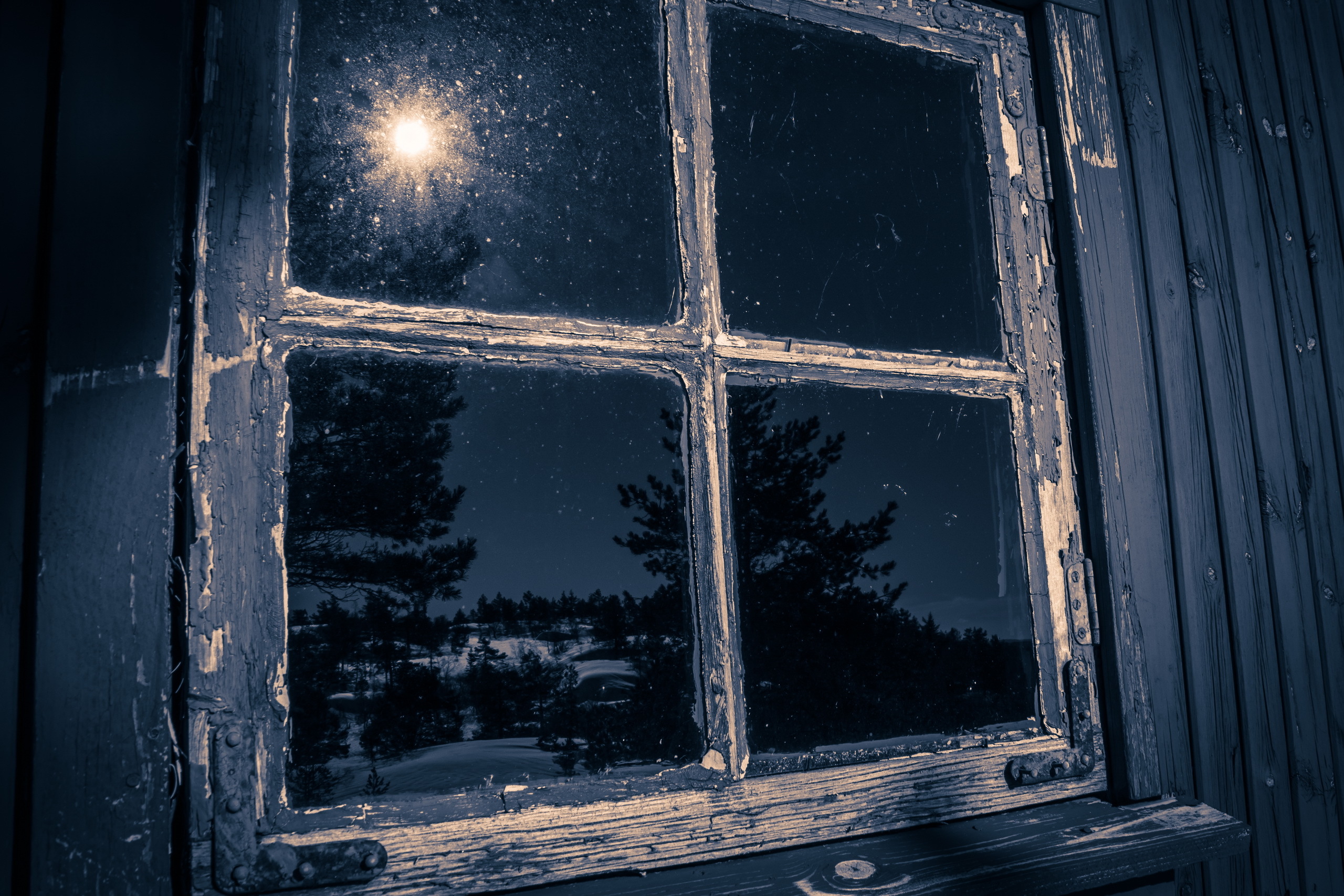 Зимнее окно вечером. Окно ночью. У окна. Отражение в окне. Зимнее окно.