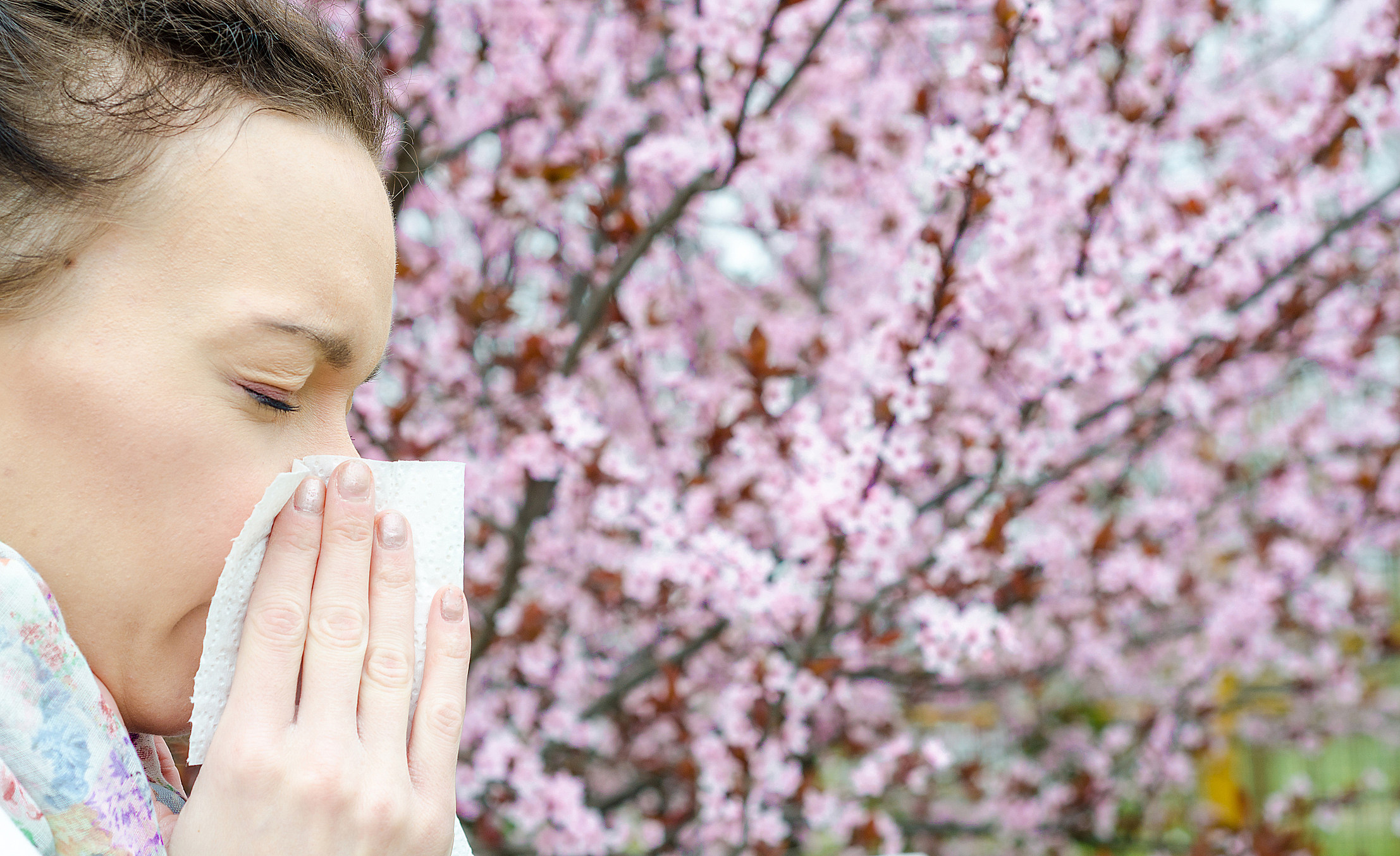 Как проявляется аллергия на цветение. Весенняя аллергия. Аллергики весной. Аллергия на весну. Весенний поллиноз.