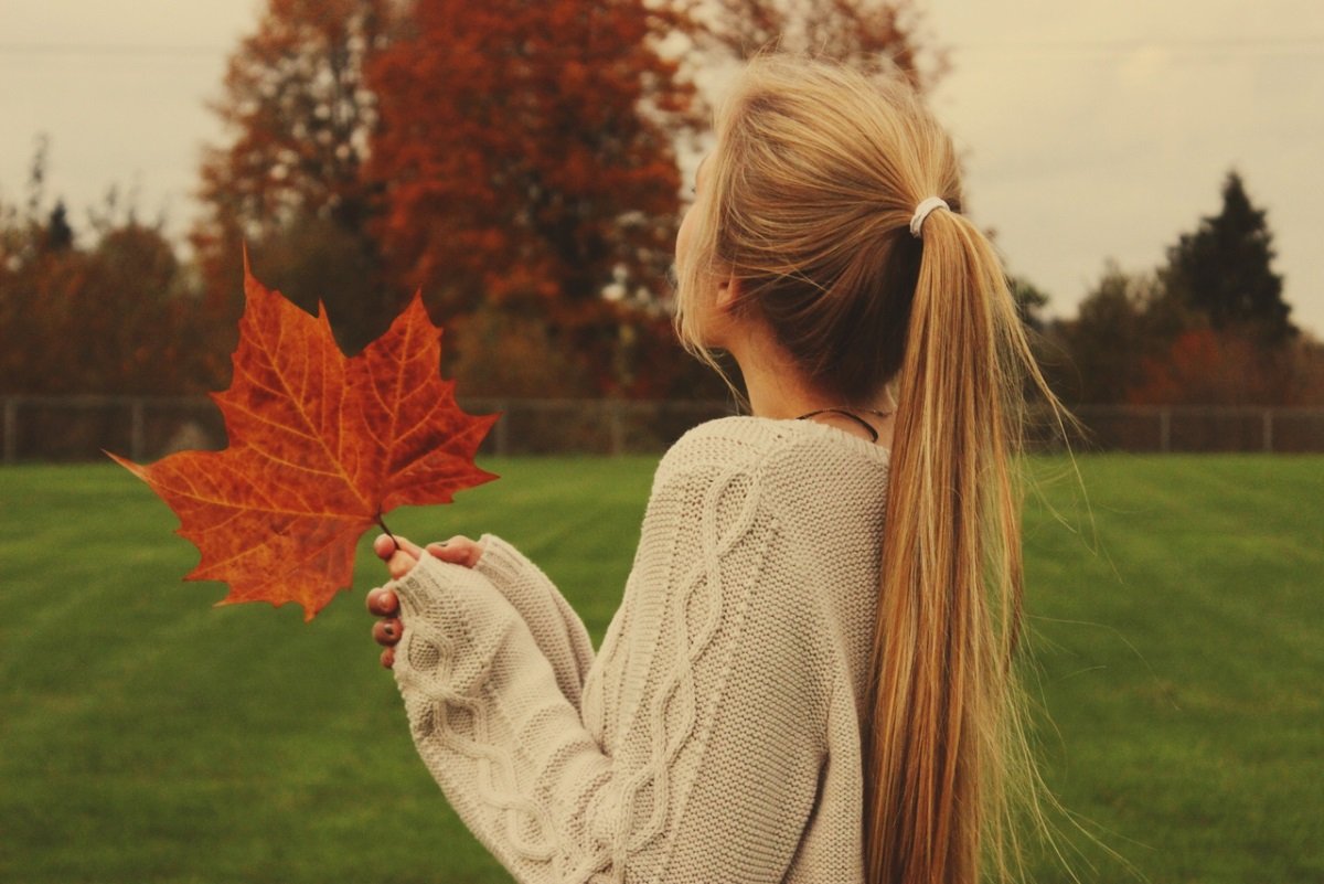 фото женщин со спины осень