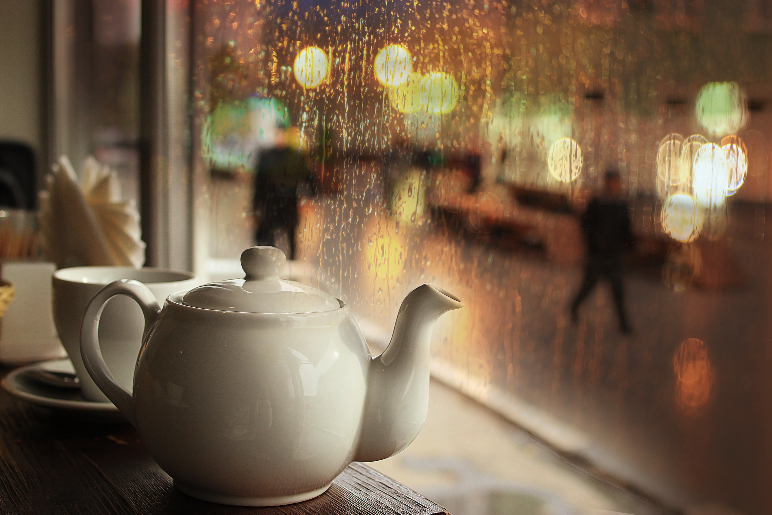 Чашка чая у окна