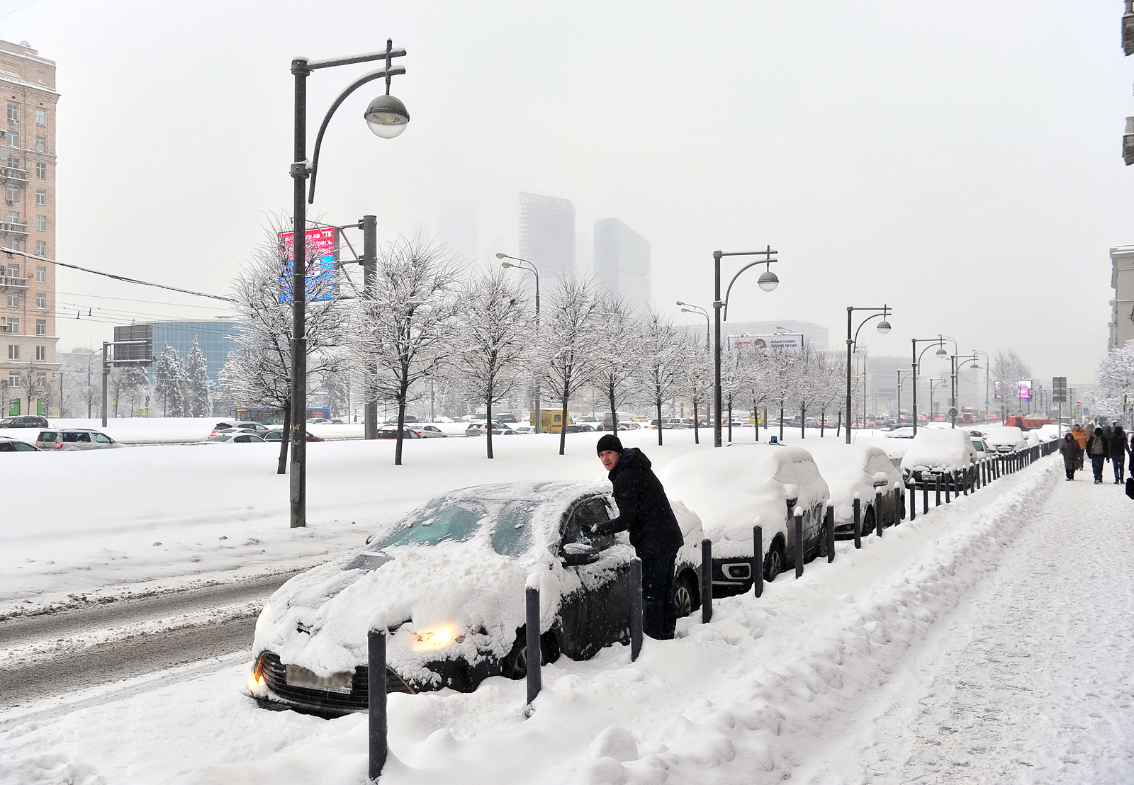 Снегопад в Москве. Снегопад в Москве сегодня. Много снега в Москве. Сугробы в Москве.