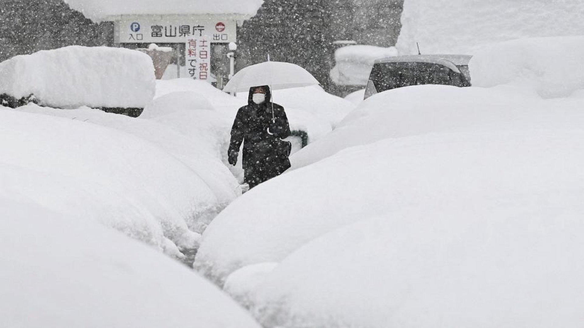 Бывают ли зимние. Сугробы в Японии 2022. Снегопад в Японии. Сугробы в Японии. Метель в Японии.