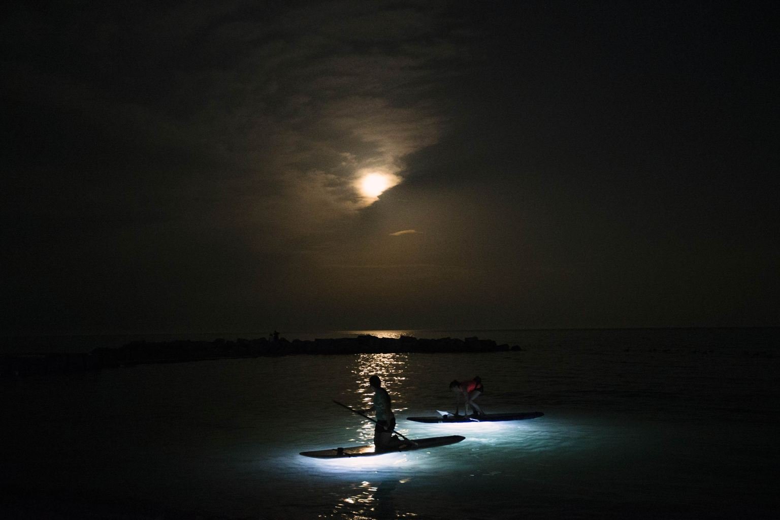 Луна купается. Лунная ночь. Озеро ночью. Пляж ночью. Ночь в море.