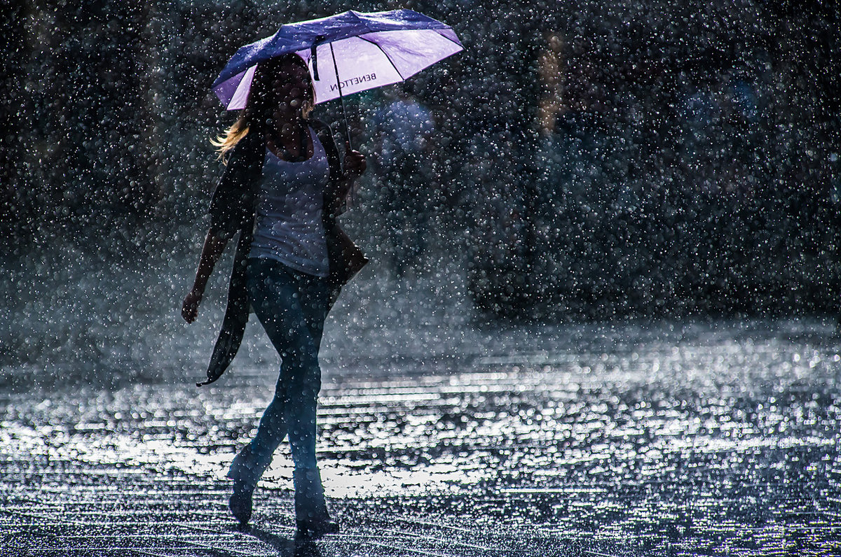 Дождь ком. Девушка под дождем. Человек под дождем. Девушка с зонтом под дождем. Девушка дождь.