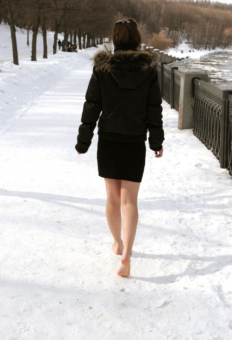 Я бегу по снегу босиком. Женские ноги на снегу. Девушки босиком зимой.
