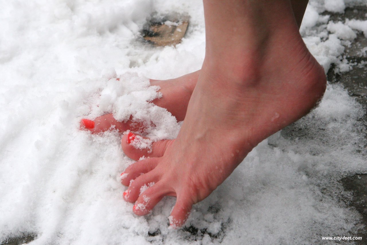 В сильный мороз ноги. Ноги девушки в снегу. Босые ноги на снегу. Женские ножки на снегу. Женские ноги в сугробе.