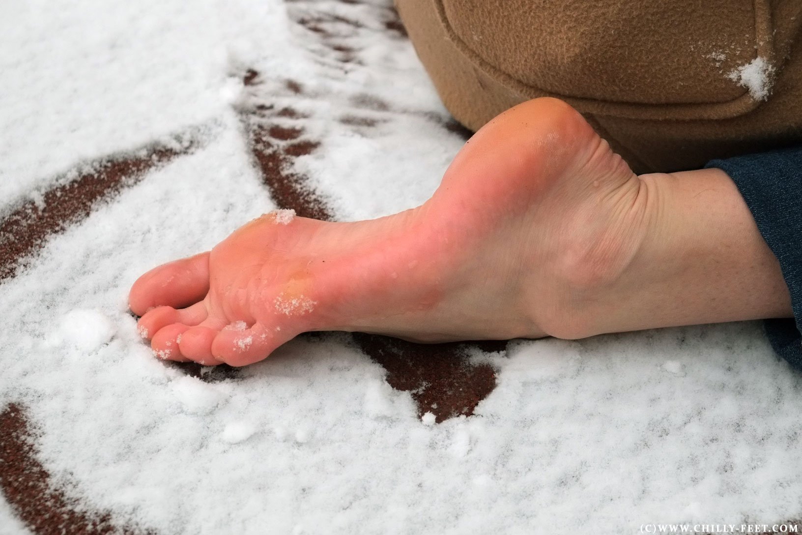 Ноги снежок. Ноги в снегу. Ступни ног в снегу. Босая на снегу. Ноги девушки в снегу.