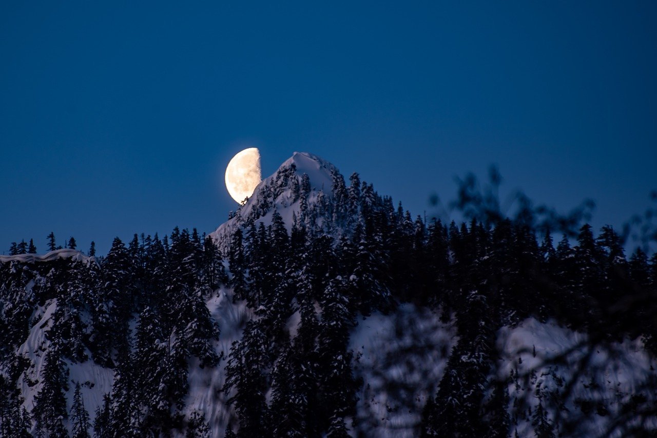 Полночь восход луны. Восходящая Луна. Восход Луны. Луна круглая. Восходящая Луна в горах.