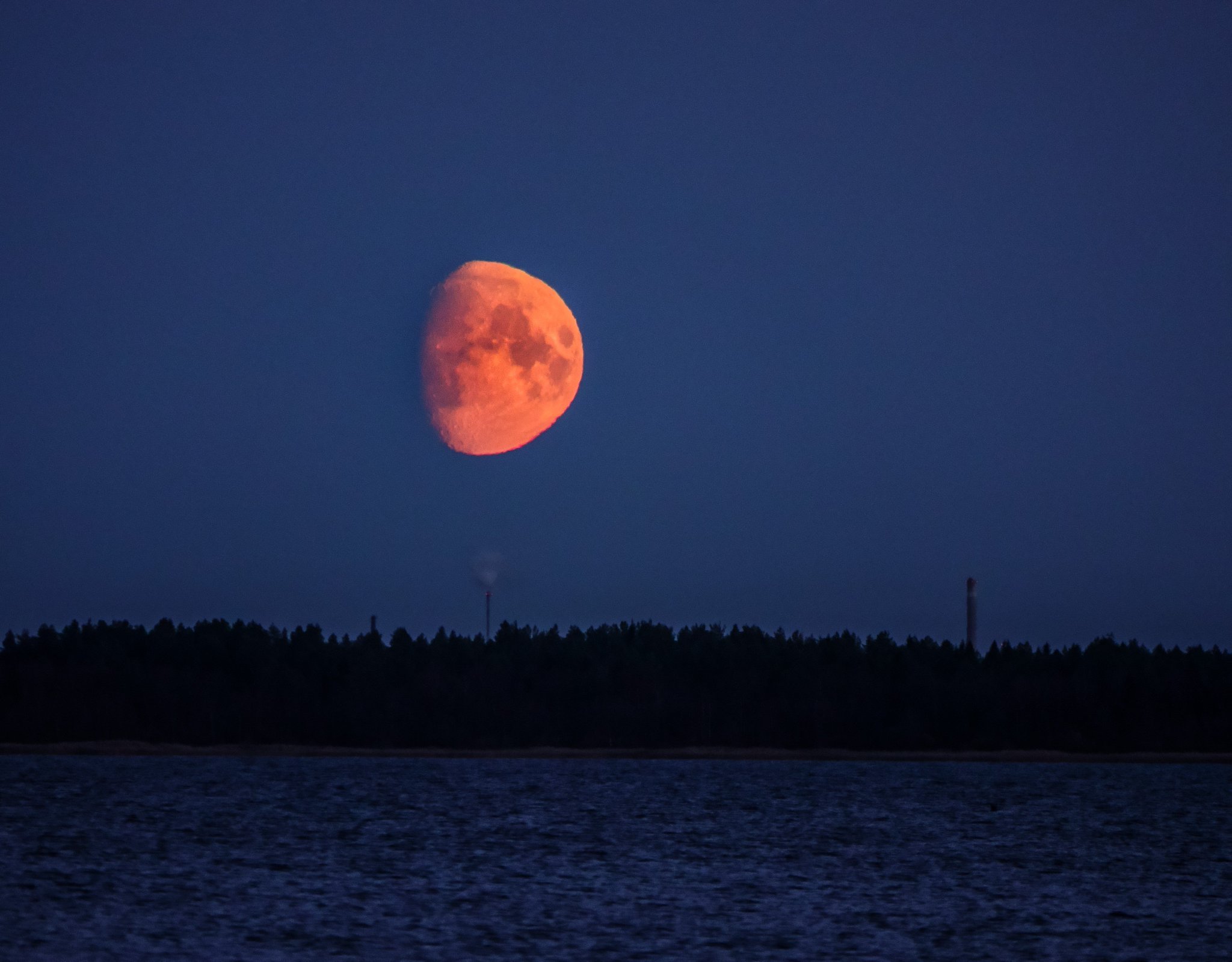 Почему сегодня луна оранжевая. Оранжевая Луна. Молодая Луна. Восход молодой Луны. Луна полумесяц оранжевая.