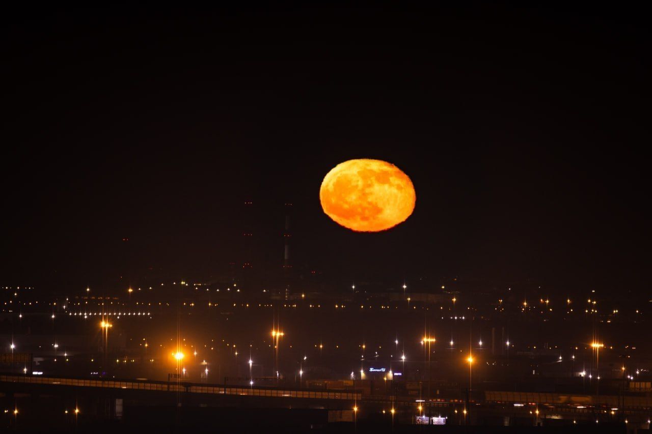 России луна сегодня. Оранжевая Луна 2023 Краснодар. Оранжевая Луна на небе. Луна над Питером. Огромная оранжевая Луна.