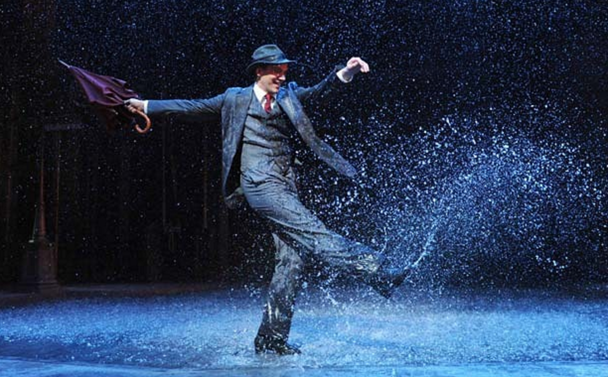 Я пою под дождем. Танцующие под дождем. Под дождем. Мужчина танцует под дождем. Танцевать под дождем.