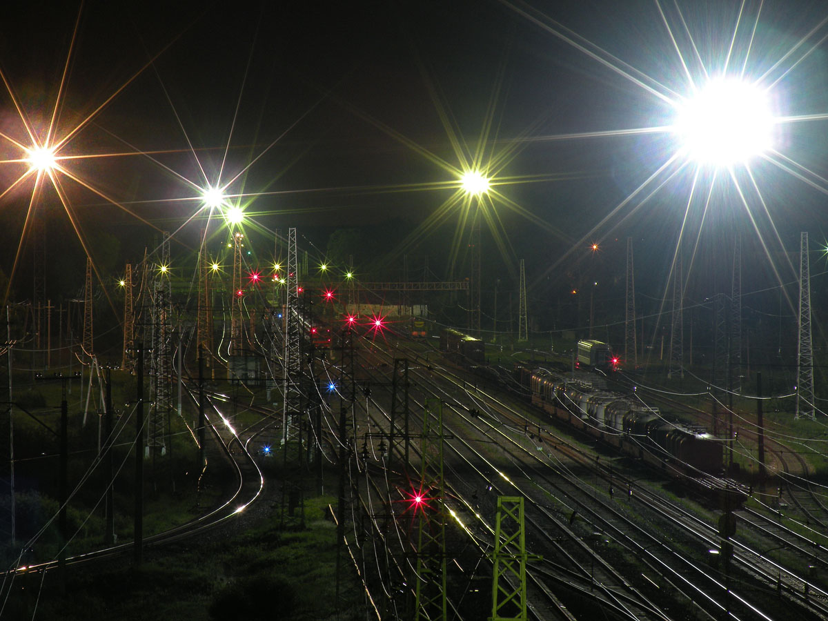 Включи ночную станцию. Освещение железнодорожных станций. Освещение на ЖД. Ночной поезд. Железнодорожная станция ночью.