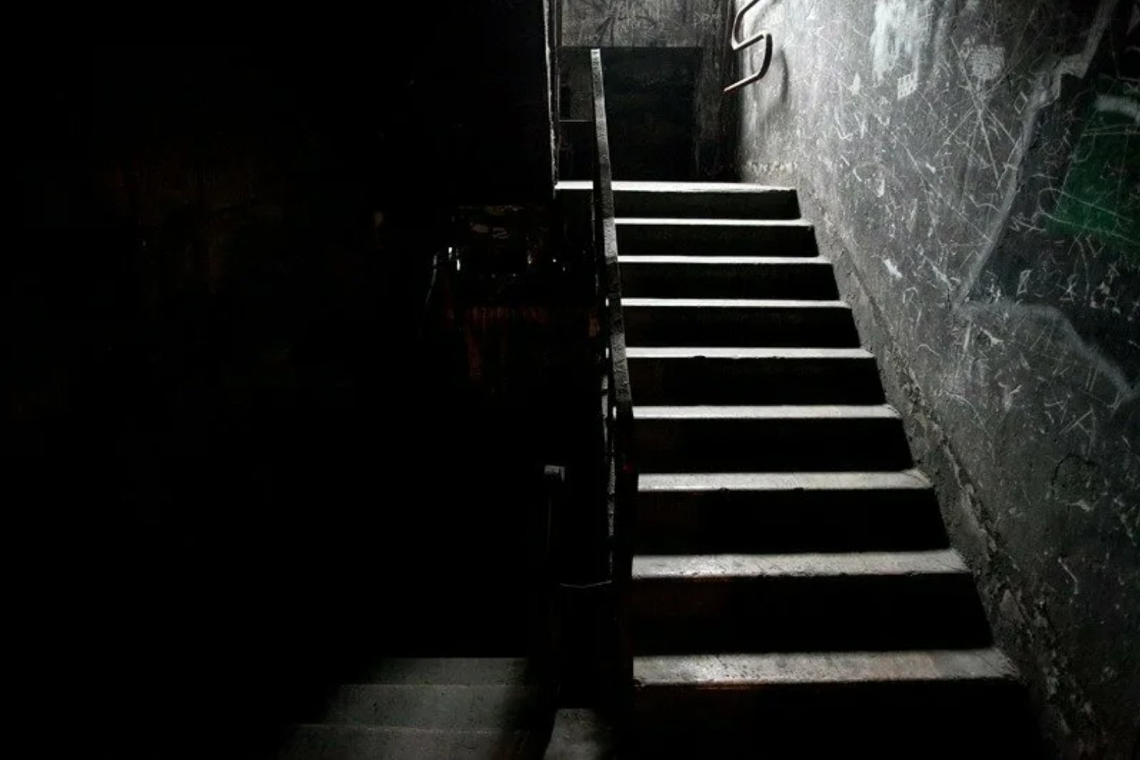Ужасны лестницы. Темный подъезд. Страшная лестница. Страшный подъезд. Темная лестница в подъезде.