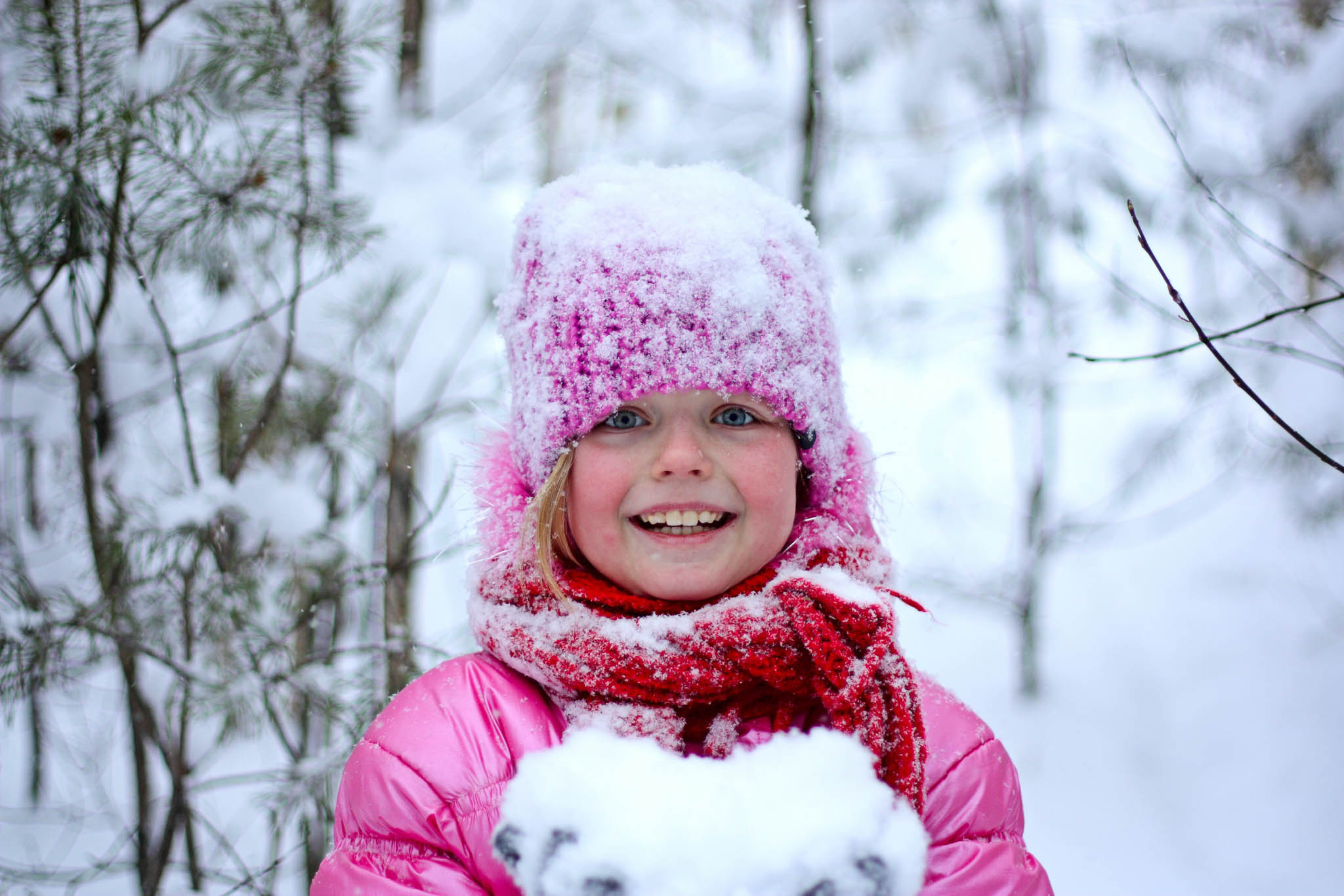 Зимние фото ребенка. Девочка зима. Зима для детей. Дети в снегу. Зимняя фотосессия с ребенком.