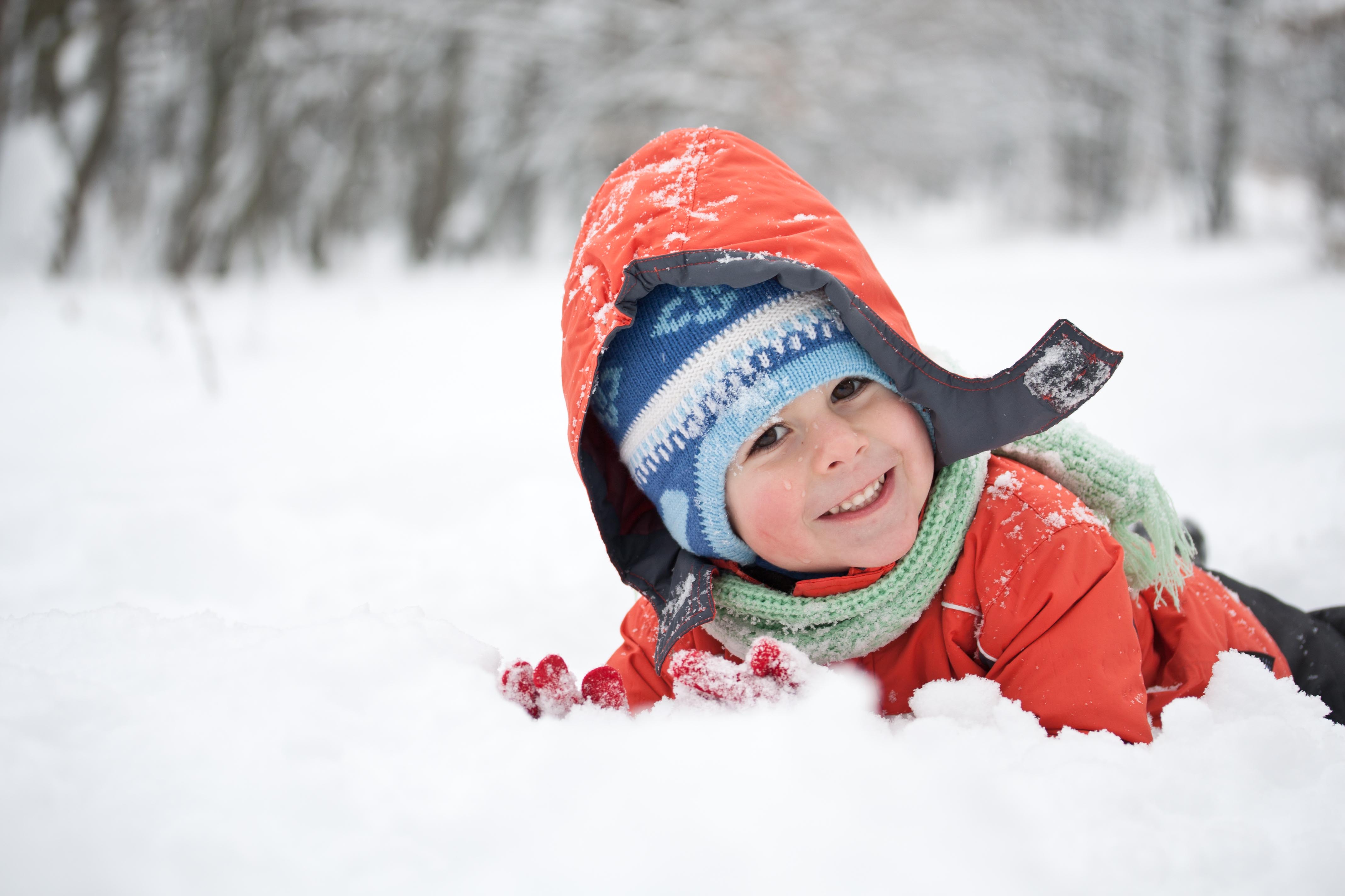 Можно снежок ребенка. Дети зимой. Дети в снегу. Ребенок в сугробе. Дети гуляют зимой.