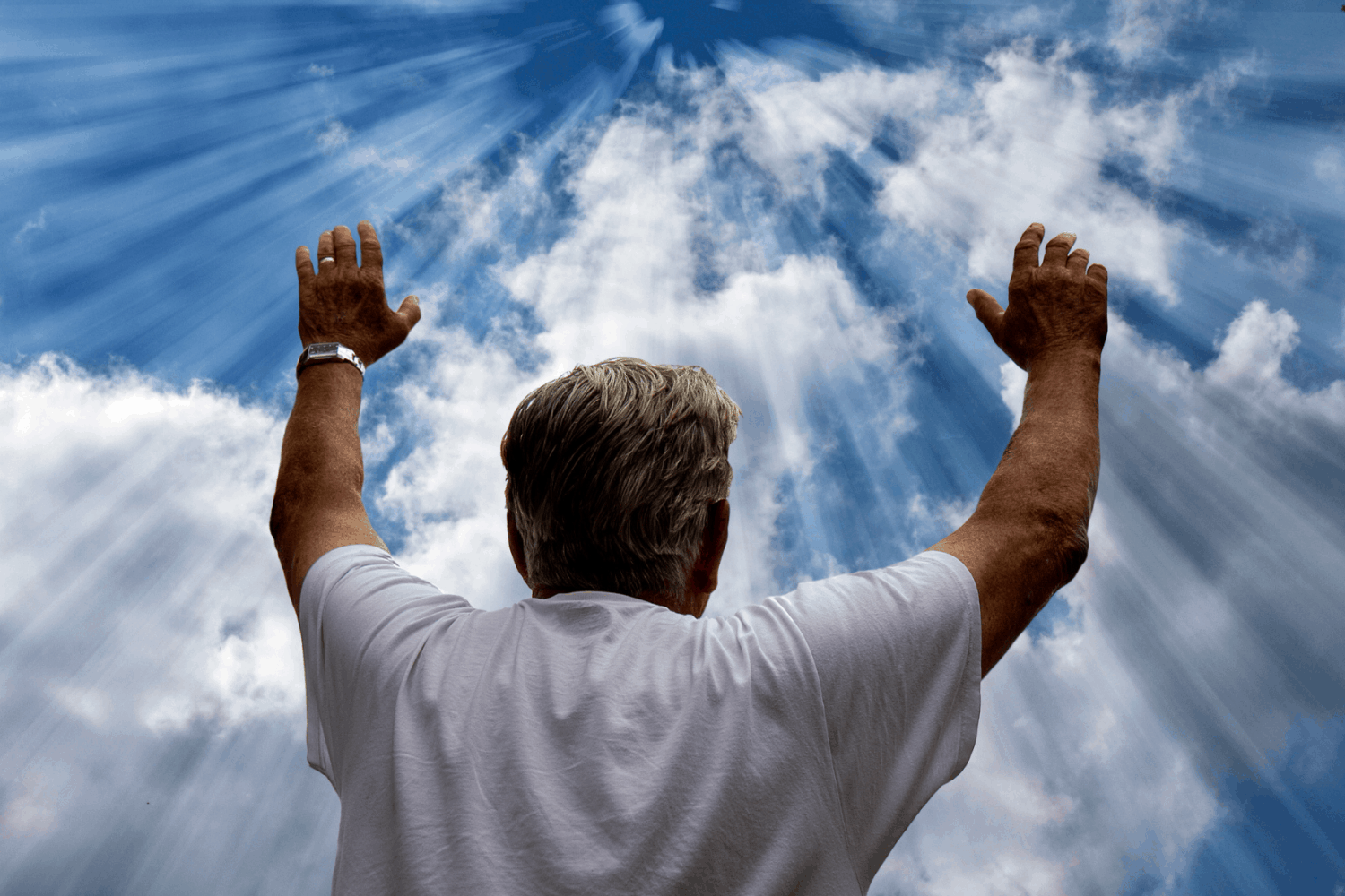Воззвать к совести. Человек молится Богу. Взывать к Богу. Молится в небо. Человек с поднятой рукой.