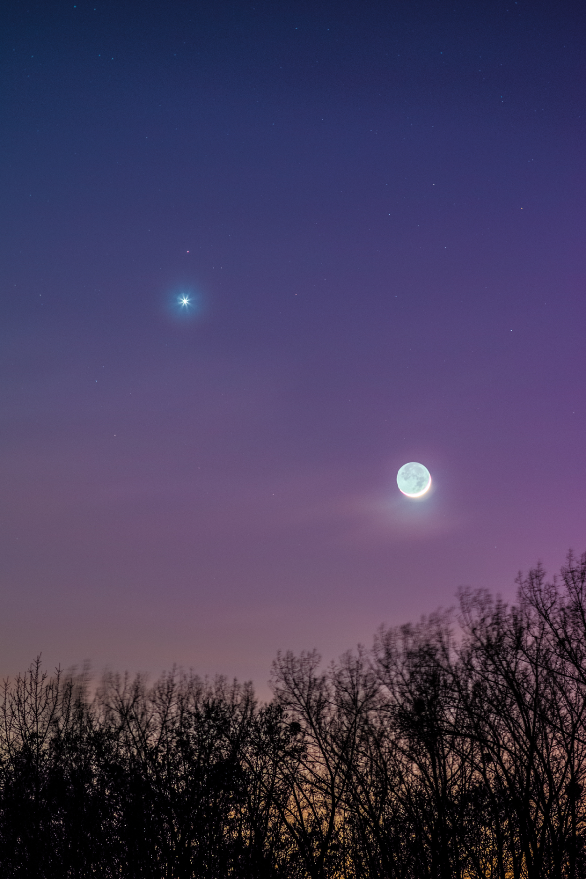 Юпитер рядом с луной. Марс и Луна на небе.