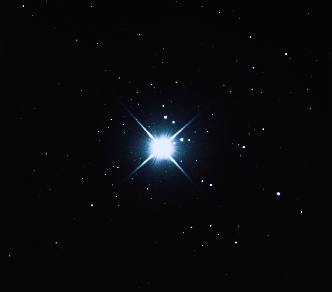 Звезды можно увидеть днем. Сириус двойная звезда. Звезда Сириус в телескоп. Восход звезды Сириус. Сверкающая звезда Сириус.