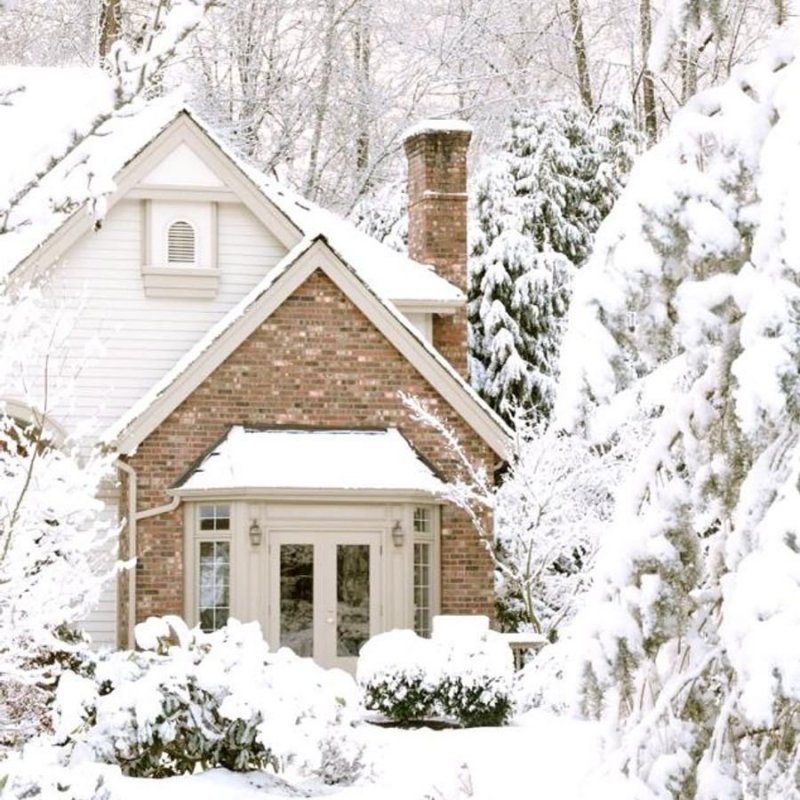 Красивый зимний домик