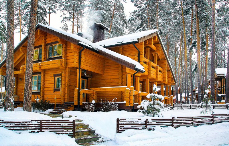 Деревянный дом зимой