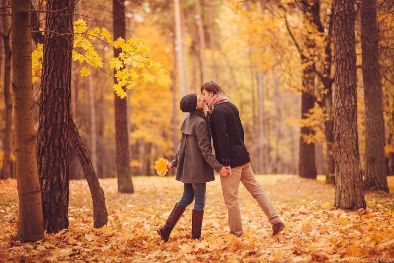 Влюбленные в парке осенью