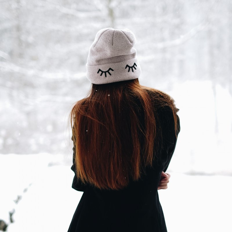 Зима девушка со спины