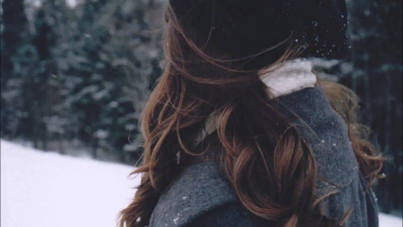 Девушка с темными волосами зимимой