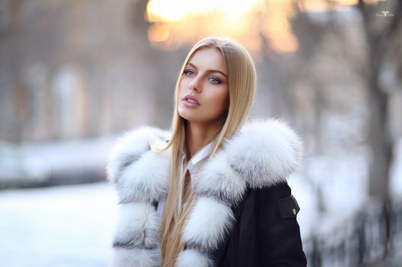 Девушка блондинка со спины зимой
