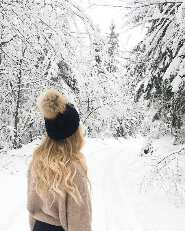 Блондинка снег в руках