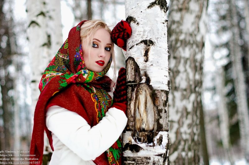 Русская красавица в зимнем лесу
