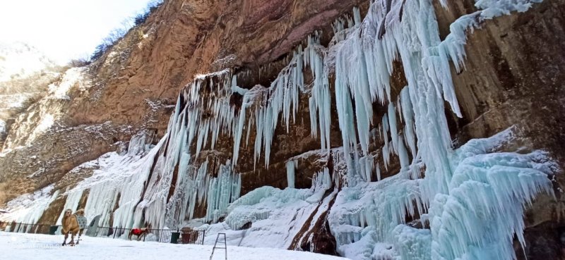 Экскурсии на Чегемские водопады зимой в Нальчике