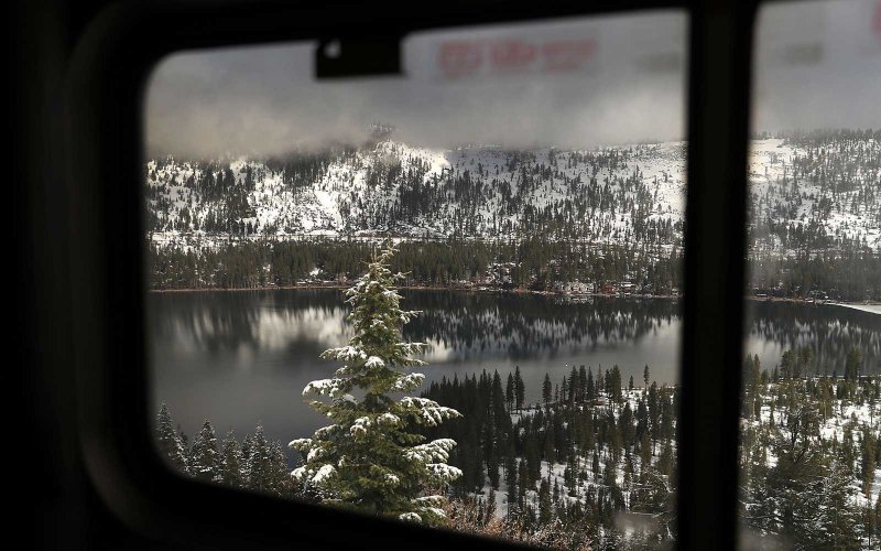 Зимний пейзаж за окном поезда