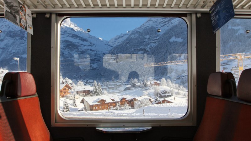Зимний пейзаж из окна поезда