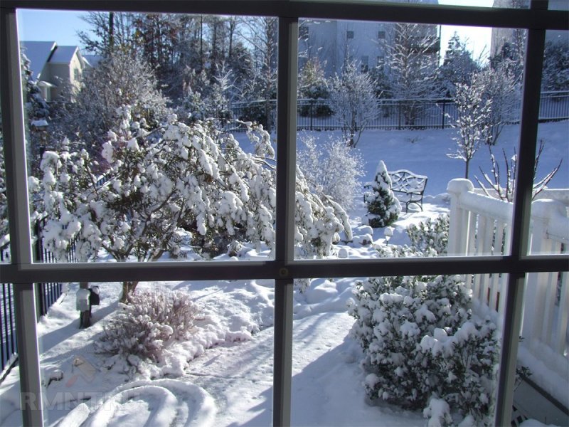 Окно с зимним видом