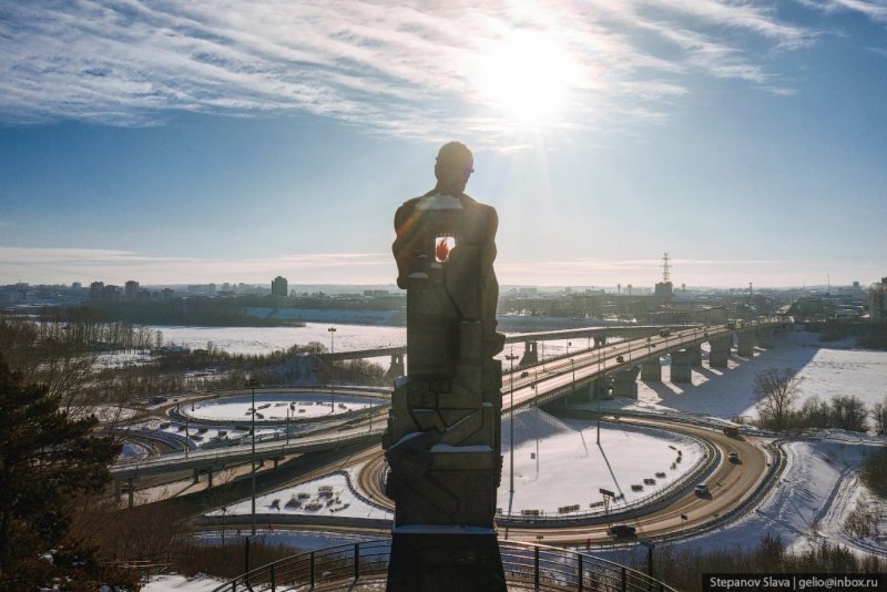Памятник шахтерам Кемерово зимой